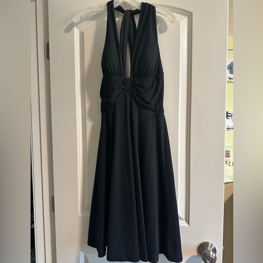 Black cocktail dress, Marylin Monroe style, deep V